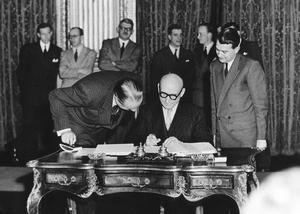 Robert Schuman aláírja a Párizsi Szerződést_Forrás European Parliament